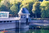 Wasserseite Staumauer Listertalsperre - Grund für die Absenkung des Wasserstandes ist wie schon in den letzten beiden Jahren die Sanierung des Bruchsteinmauerwerks auf der zur Listertalsperre ausgerichteten Seite der über 100 Jahre alten Staumauer, der so genannten „Wasserseite“.  • © ummeteck.de - Christian Schön